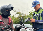 Miembros de la Agencia de Tránsito y Movilidad (ATM) realizan controles a motociclistas en varios sectores de Guayaquil.