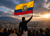 La bandera de Ecuador ondea sobre Quito como símbolo de libertad, unidad y esperanza ante los desafíos que enfrenta el país.