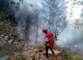 Un miembro del equipo de respuesta a emergencias de la Cruz Roja de Kenia trabaja cerca del lugar donde se estrelló un helicóptero, en el condado de Samburu.