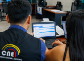 El Consejo Nacional Electoral de Ecuador revisa la documentación presentada por los candidatos.