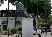 La estatua de Bolívar en Montenegro permanece inclinada y cercada tras los daños del terremoto del 10 de agosto.