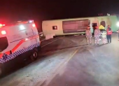 Un bus de pasajeros volcado en Yanayacu, Tungurahua, mientras equipos de emergencia atienden el siniestro.