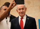 Un hombre se toma una selfie con el primer ministro israelí Benjamin Netanyahu durante las elecciones primarias del partido Likud en Jerusalén, el 17 de agosto de 2026.