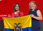 Representante del Banco Internacional recibe el reconocimiento.