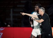 El técnico de Liga de Quito, Gustavo Álvarez, da indicaciones a Ricardo Adé en la Copa Libertadores.