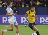 La Selección de Ecuador enfrenta a Argentina durante un partido internacional de fútbol.