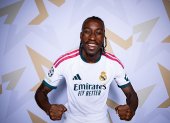 Yan Diomande jugará como extremo por la banda derecha.