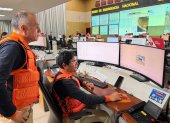 Fotografía tomada de la cuenta en X @indeciperu del Instituto Nacional de Defensa Civil de Perú (Indeci) en la que se observa al jefe del Indeci, Luis Enrique Vásquez (i), monitoreando lo ocurrido por el terremoto de magnitud 7,2 en la región andina de Ayacucho.