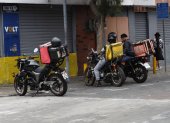 Repartidores de delivery circulan por Quito mientras las autoridades avanzan en un registro único para fortalecer los controles.