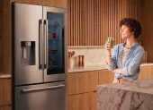 La Samsung Bespoke AI RF80H aprende los patrones de uso del hogar para mantener estable la temperatura y optimizar el consumo de energía.
