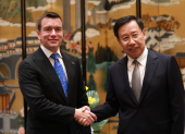Representantes ecuatorianos y chinos estrechan vínculos en un encuentro diplomático en Shanghái.