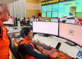 El jefe del Instituto Nacional de Defensa Civil de Perú (Indeci), Luis Enrique Vásquez (i), monitoreando lo ocurrido por el terremoto de magnitud 7,2.