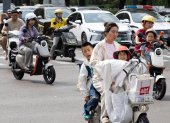 Personas en motocicletas en Pekín, China.