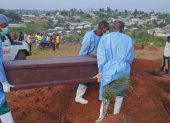 Miembros del equipo de respuesta trasladan un cuerpo para su entierro en Bunia, República Democrática del Congo, el 18 de agosto de 2026.