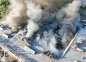 Bomberos participando en las labores de extinción de un incendio en un centro comercial dañado tras un ataque ruso en Kryvyi Rih, en el contexto de la invasión rusa de Ucrania.