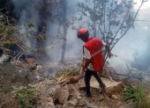 La Policía del condado de Samburu y la Cruz Roja de Kenia participaron en las labores de rescate de los cuerpos de las personas fallecidas en el accidente en el monte Ololokwe.