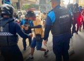 Agentes municipales denuncian agresiones durante controles a vendedores informales.