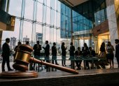 El artículo 49 del COIP permite sancionar a las personas jurídicas de derecho privado, pero únicamente por los delitos en que el Código lo prevé y nunca de manera automática.