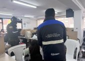 Más de 30 personas fueron encontradas durante el operativo en un inmueble de Iñaquito, donde las autoridades identificaron espacios equipados con cubículos.