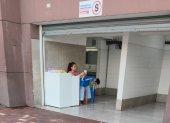 La venta manual de papel higiénico se evidencia en los exteriores de los baños del Malecón 2000.