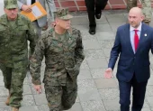 El ministro de Defensa Nacional, Gian Carlo Loffredo junto con el general Francis L. Donovan, del Comando Sur de Estados Unidos.