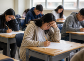 Estudiantes rinden una evaluación en un aula, en medio del debate sobre los bajos puntajes de ingreso a la universidad y la calidad de la educación en Ecuador.