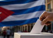 Una persona deposita su voto en una urna, con la bandera de Cuba de fondo, en una representación sobre el debate en torno al sistema electoral de la isla.