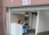 La venta manual de papel higiénico se evidencia en los exteriores de los baños del Malecón 2000.