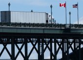 Un camión cruza el puente Peace Bridge desde Buffalo, Nueva York, hacia Canadá, en Fort Erie, Ontario, el 18 de agosto de 2026.