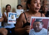 Familiares de ocho de los diez tripulantes que permanecen desaparecidos tras el ataque.