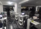 Los agentes encontraron estaciones de trabajo y dispositivos con mensajes extorsivos, amenazas e imágenes violentas durante la intervención al centro de llamadas.