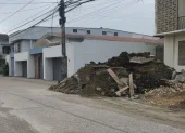 Los vecinos cuestionan no solo convivir con calles con baches, sino con intervenciones que permanezcan paralizadas o avanzan lentamente.