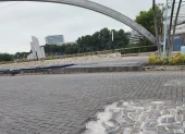 Un tramo de la avenida Víctor Emilio Estrada, en el ingreso a Urdesa, presenta adoquines levantados, piezas faltantes y huecos que dificultan el paso de vehículos y peatones.