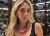 Los vi en redes y los probé: llevé el collar chunky estilo bola de chicle, en versión tagua, combinado con uno de jade.