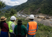 Representantes de comunidades y del sector minero observan una operación extractiva, en una imagen que refleja la importancia del diálogo, la confianza y el desarrollo local para construir una verdadera licencia social.