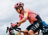 Richard Carapaz durante la segunda etapa de La Vuelta a España 2026, donde terminó en el puesto 25 y mantuvo la diferencia de 37 segundos con Pogačar.
