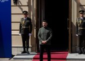 El presidente de Ucrania, Volodímir Zelenski, aguarda la llegada de los invitados internacionales a la cumbre del grupo Nórdico-Báltico (NB8) en Kiev, este domingo 23 de agosto.