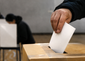 Un ciudadano deposita su voto en una urna durante una jornada electoral.