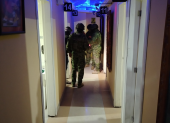 Agentes policiales inspeccionan el interior del night club en Cuenca, donde se halló una caleta con dinero oculto.