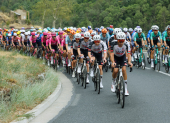 Los ciclistas corren en la tercera etapa de la Vuelta a España 2026.