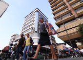 Ciudadanos caminan por la intersección de las calles Lorenzo de Garaycoa y Clemente Ballén, en el centro de Guayaquil, rodeados por edificios.