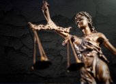 La justicia no es una cuestión que esté presente en un tribunal, lo que es el principio del fin de la sociedad estatal: la gente no arreglará sus problemas ante un sistema que no sirve, sino de otra forma.