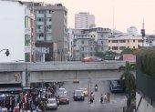 Un flujo importante de personas transitan a diario por debajo de edificios en la Bahía de Guayaquil.