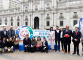 El ministro del Deporte de Chile, Francisco Riveros (d), juega fútbol con deportistas con discapacidad intelectual durante la ceremonia.