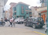 En la intersección de las calles Simón Bolívar y Tomás Ordóñez se observa el irrespeto a varias de las señales de tránsito.