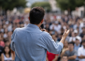 Los precandidatos buscan conectar con el electorado mientras los expertos alertan sobre el peso de las emociones en la campaña.