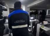 El operativo de la Policía permitió intervenir un call center en el norte de Quito, donde se encontraron 172 computadores y 66 celulares.