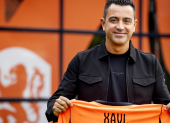 El recién nombrado Xavi Hernández asiste a su presentación como seleccionador de la selección nacional de fútbol de los Países Bajos.