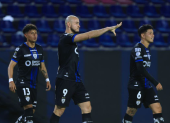 Carlos González (c.), celebra un gol con dos compañeros.
