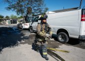 Un bombero pasa junto a un auto quemado, presuntamente incendiado por grupos del crimen organizado, en respuesta a una operación en Jalisco para arrestar a Nemesio Oseguera, líder del violento Cártel Jalisco Nueva Generación, en Tijuana, estado de Baja California.
